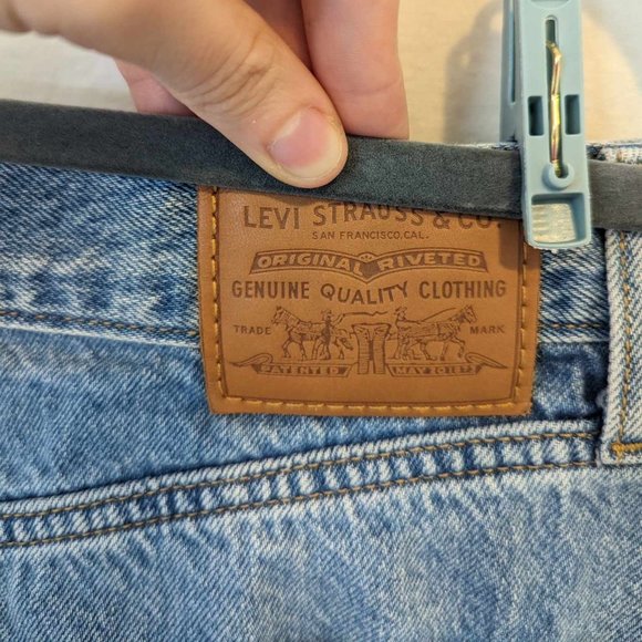 {Levi's} 90s Y2K High Loose Denim Jean Shorts in Medium Wash, Sold at Aritzia - Picture 11 of 15